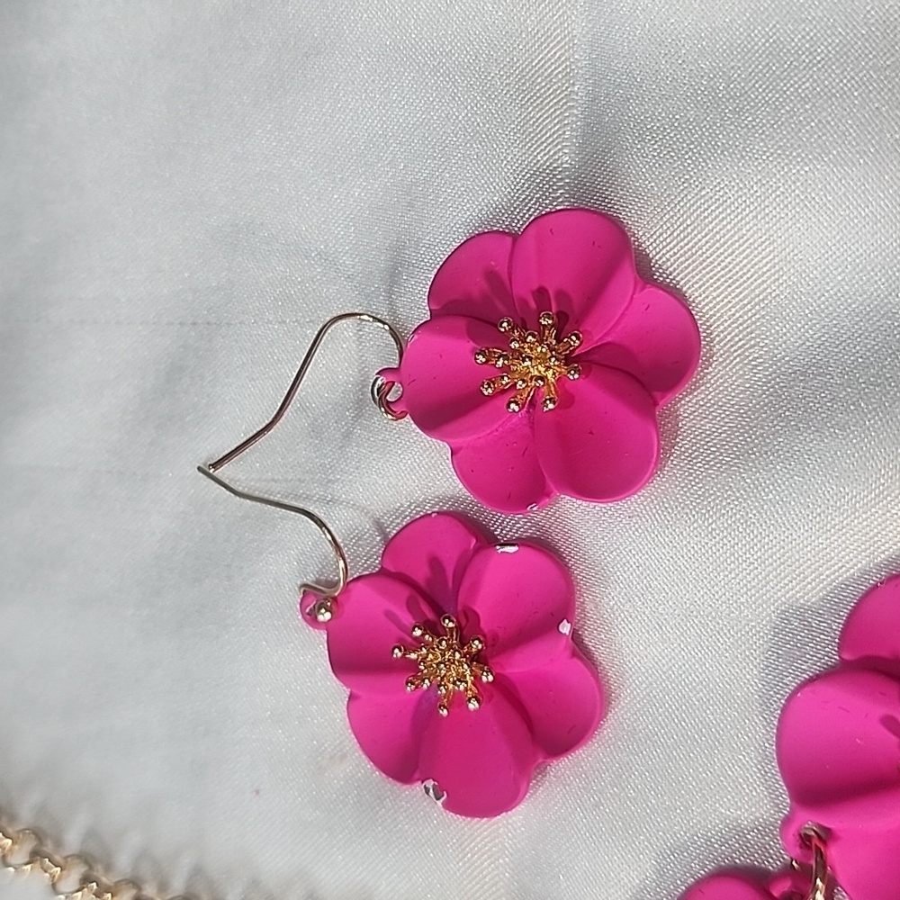 Liz Claiborne Pink Floral Necklace And Earrings Set. - Picture 3 of 9